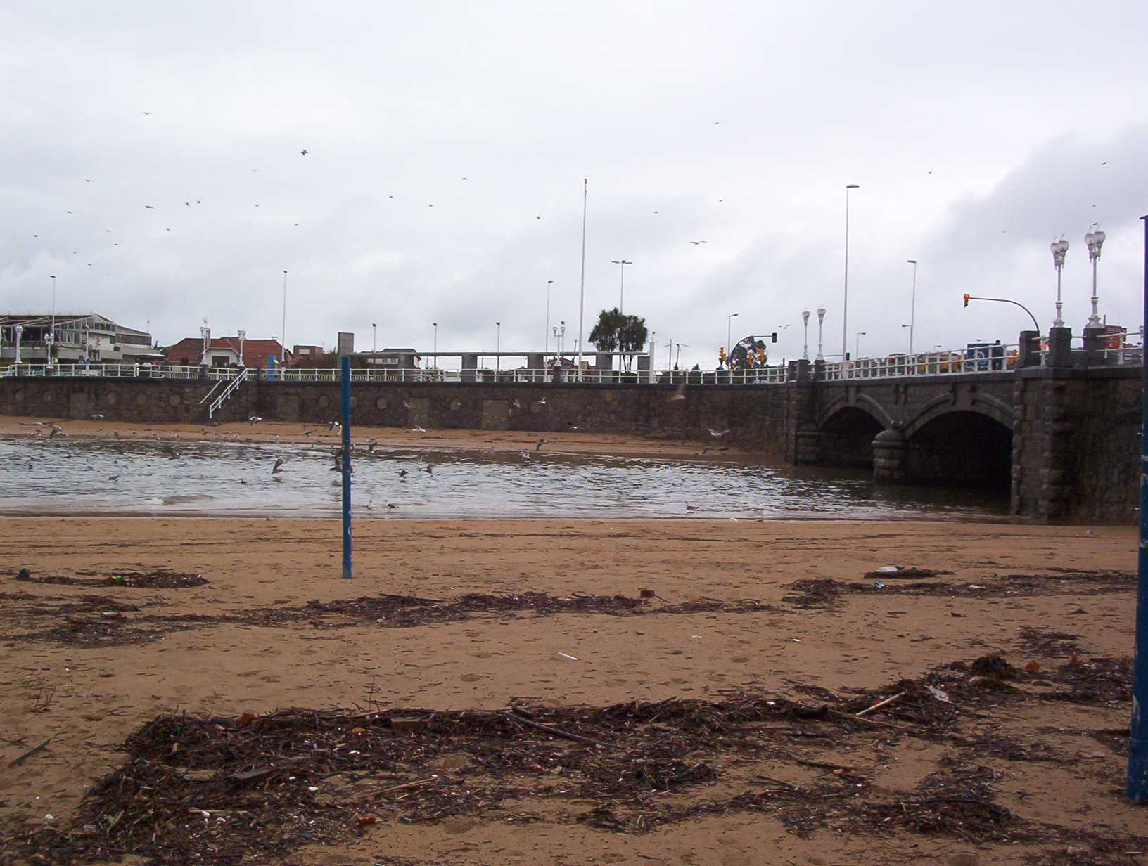 La contaminacion no declarada de la playa de San Lorenzo en Gijón