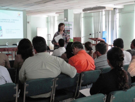 Taller sobre manejo de residuos sólidos y proceso de licenciamiento ambiental en Bahía de Caraquez