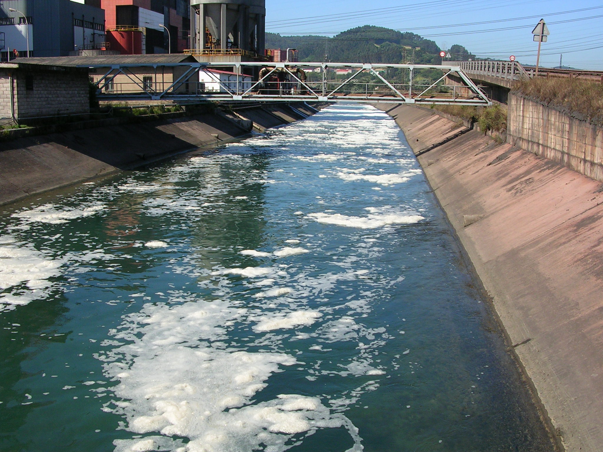 Asturias. La ria de Aboño esta contaminada todos los dias.
