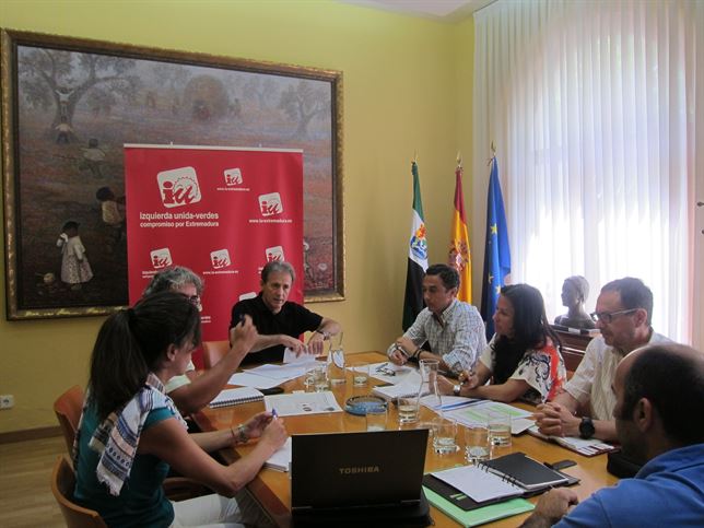 IU y el Clúster de la Energía de Extremadura muestran su rechazo al decreto de las energías renovables