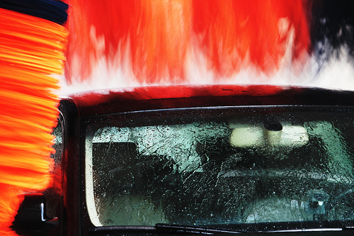 Lanzan un producto para lavar el coche sin agua con el que se ahorran entre 100 y 250 litros