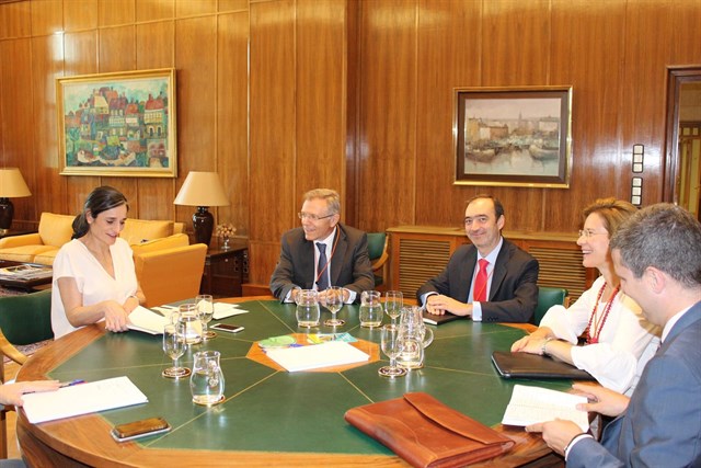 El Gobierno dice a la CEOE que la aportación de las empresas en la transición a una economía baja en carbono es esencial