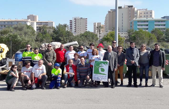 1.8 toneladas de residuos recogidos en la Marina de Magaluf