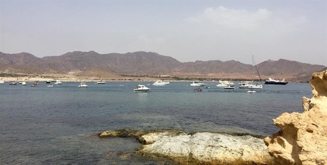 Estudian medidas ante "fondeo masivo" en playas de Cabo de Gata