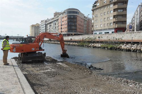 El Ayuntamiento acomete la limpieza del tramo final del Guadalmedina para paliar el problema de malos olores