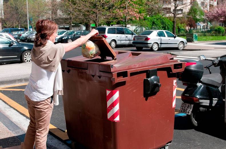 Oviedo. Los vecinos de La Luz se suman al programa de recogida selectiva de residuos orgánicos