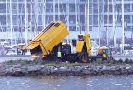 Gibraltar vierte basura a la Bahía