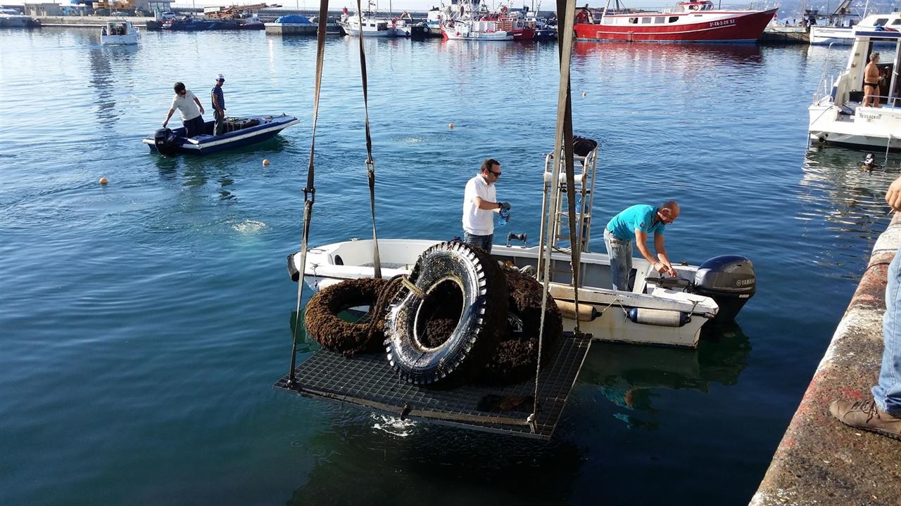 Retiran 2.300 kilogramos de desechos del fondo marino del Puerto de Palamós