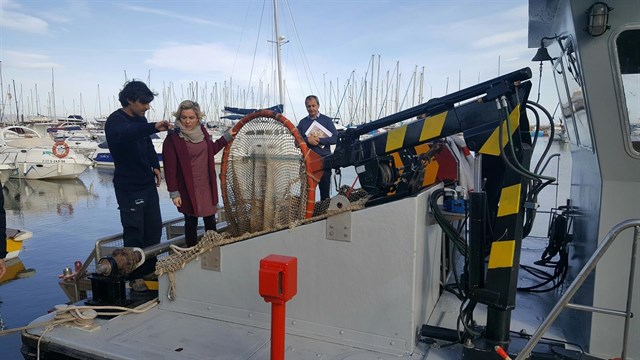 La Comunidad dispone una embarcación para limpiar las aguas del Mar Menor