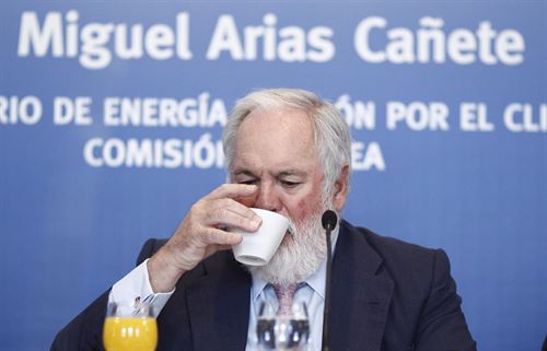 Cañete admite que quedan "decisiones difíciles" tras firmar el Acuerdo de París y dice que la UE ratificará cuanto antes