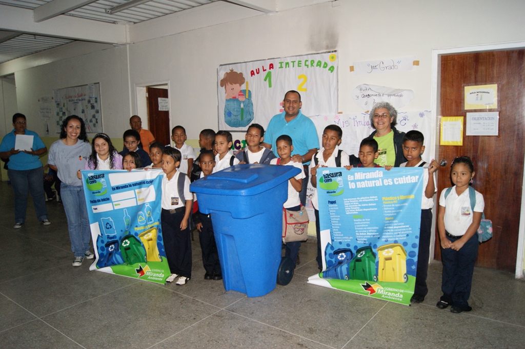 Centros educativos recibieron contenedores de desechos sólidos Ambiente Miranda capacitó en técnicas de reciclaje a docentes y alumnos de Sucre