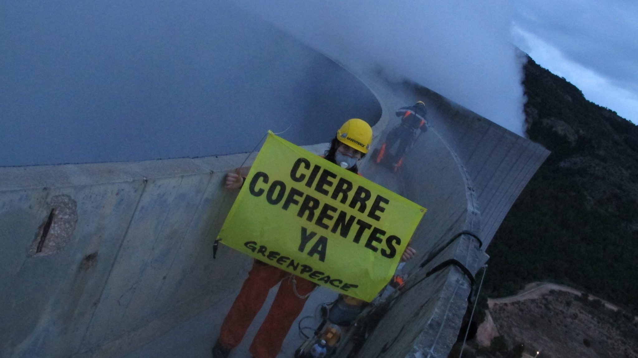 Activistas de Greenpeace escalan la torre de refrigeración de la central nuclear de Cofrentes