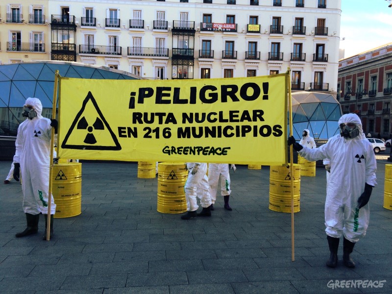Activistas de Greenpeace llevan bidones “radiactivos” a la Puerta del Sol para advertir sobre los riesgos de transportar residuos nucleares