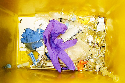 Una clínica estética de Girona vierte residuos sanitarios al contenedor