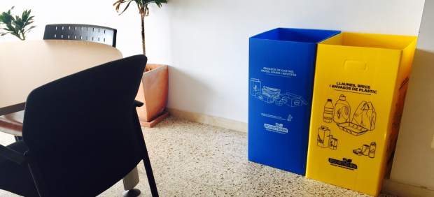 Cort y Emaya distribuyen papeleras de reciclaje en oficinas y dependencias municipales