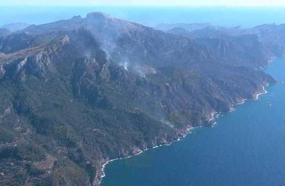 Medio Ambiente se ‘vuelca’ en la extinción del incendio forestal de Andratx (Mallorca)