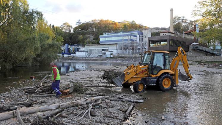 Arrancan las labores de limpieza en el cauce del Arga en Pamplona