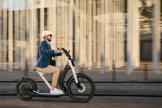 Volkswagen presenta en sociedad su monopatín y scooter eléctricos