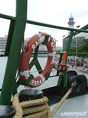 El Rainbow Warrior llega a Barcelona para pedir que se actúe contra el cambio climático