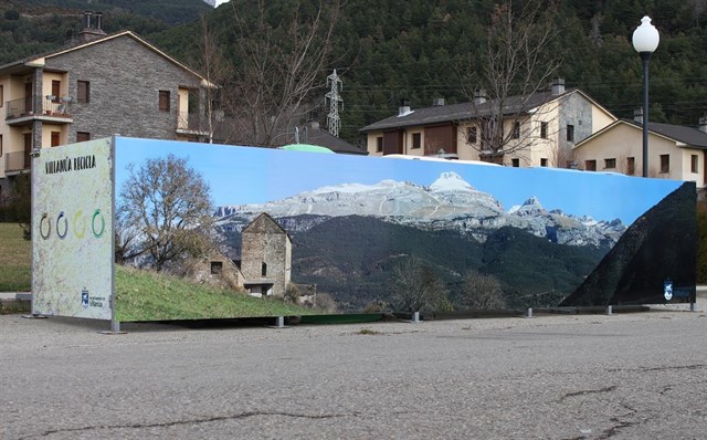 Villanúa implanta un sistema de ocultación de los contenedores de reciclaje