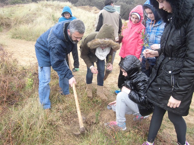 El Ayuntamiento celebró el Día de los Bosques con una charla y la plantación de encinas y laureles