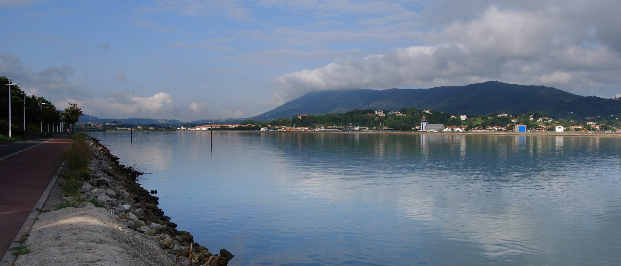 El Gobierno Vasco y el Consejo de los Pirineos Atlánticos colaborarán en la mejora paisajística y territorial de la bahía de Txingudi