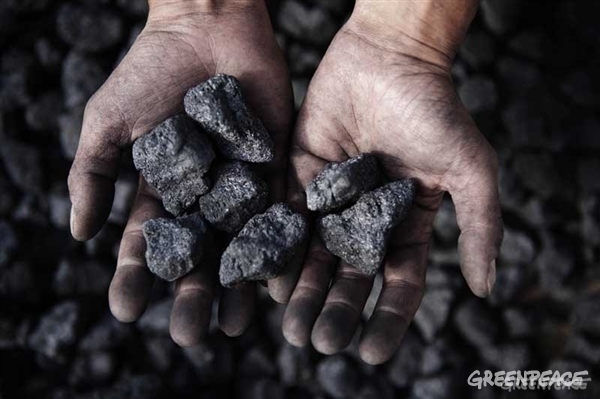 Las compañías eléctricas no consiguen callar a Greenpeace