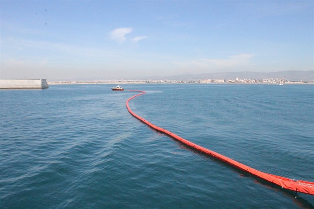 El Puerto de Castellón implementa una barrera oceánica anticontaminante