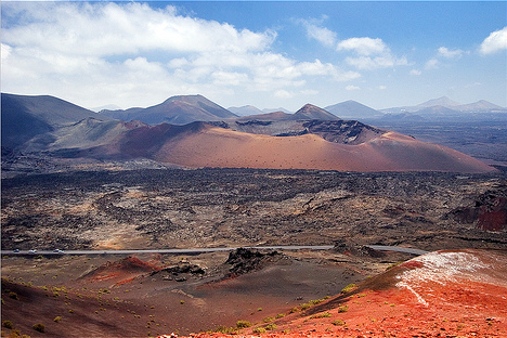 Una guía geológica del Parque Nacional de Timanfaya (Lanzarote) explica los tipos de rocas volcánicas de la zona