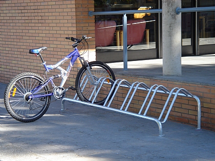 Ayuntamiento de Murcia instala nuevos aparcabicis próximos a las paradas del tranvía para fomentar la intermodalidad