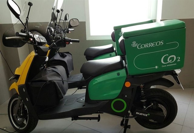 Correos aumenta su flota de vehículos eléctricos en Andalucía con 36 nuevas motocicletas