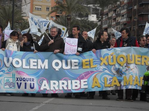 Más de un centenar de personas se concentran en Cullera para pedir caudales ecológicos para el Júcar