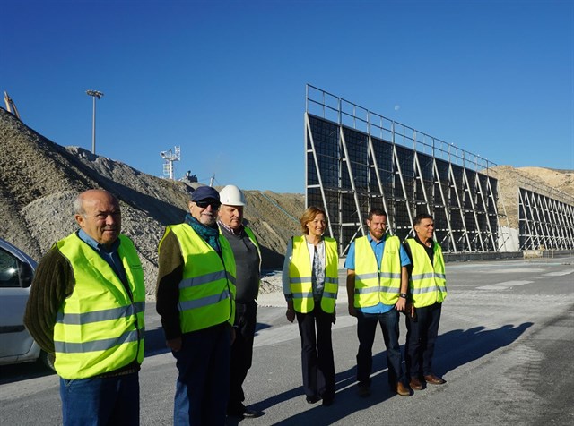 Vecinos comprueban el uso de pantallas atrapa-polvo en la carga de yeso en el Puerto de Almería