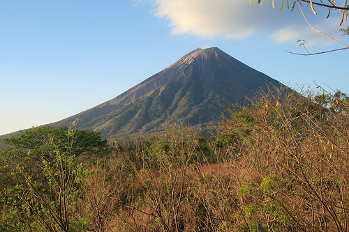 Volcán Concepción vuelve a lanzar columnas de cenizas sin causar víctimas