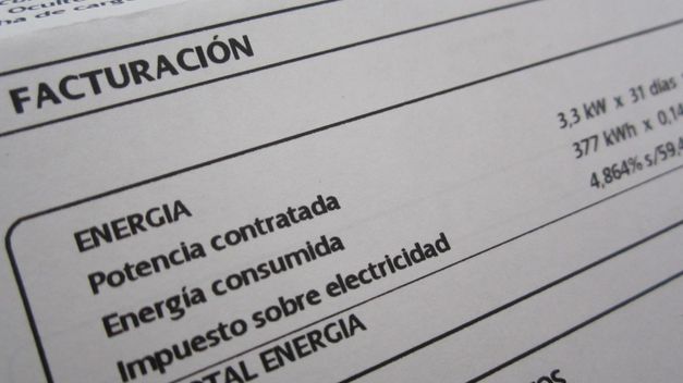 Catorce asociaciones de energías renovables solicitan sacar las primas de la parte regulada del recibo de la luz