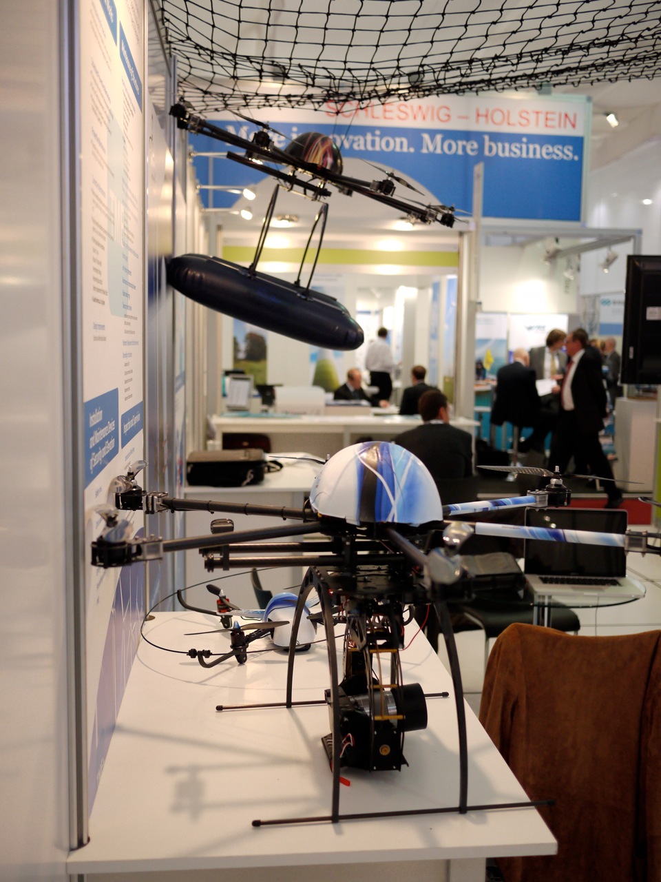 El aracnocóptero aterriza en la feria más importante del sector eólico