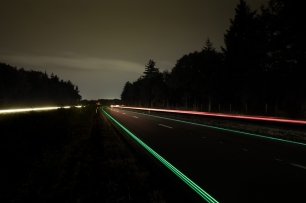 Holanda crea carreteras que se iluminan en la oscuridad con pintura que se carga con la luz del día