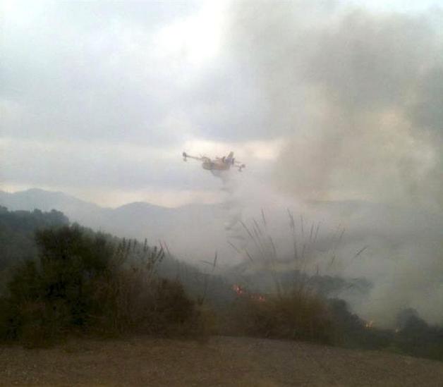 Continúan las labores de extinción del incendio forestal declarado en la Sierra de Atamaría