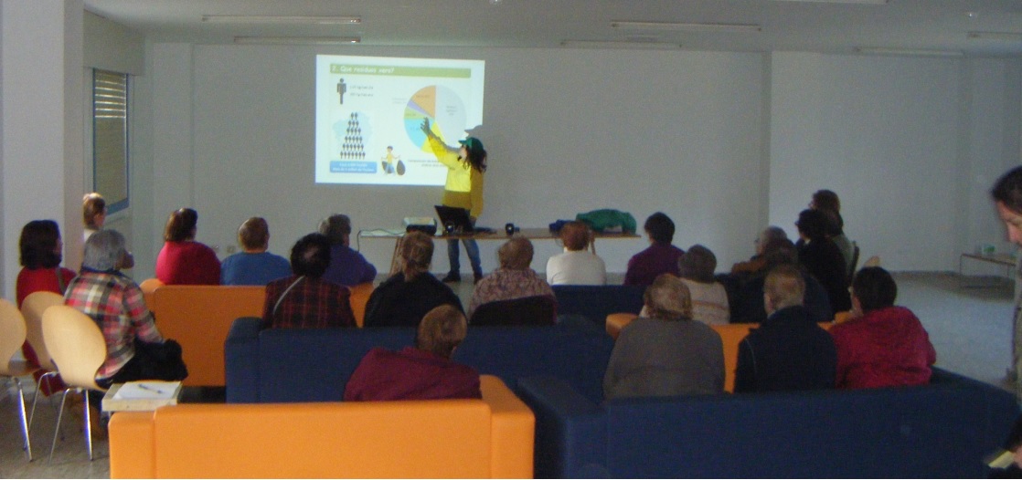 Los vecinos de Lourenzá (Galicia) reciben clases de reciclaje