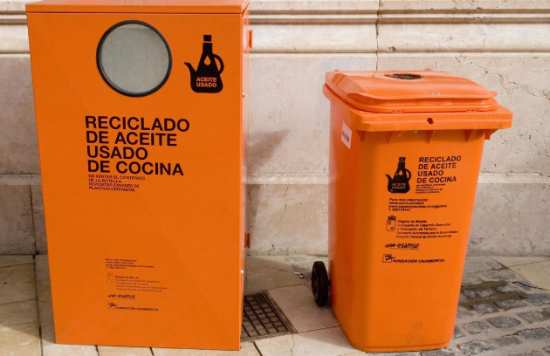 El Ayuntamiento recoge en un mes más de mil kilos de aceite en los contenedores instalados en el municipio