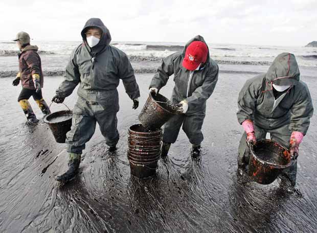 Faltan estudios sobre los efectos perjudiciales de los vertidos petroleros en la salud de las personas