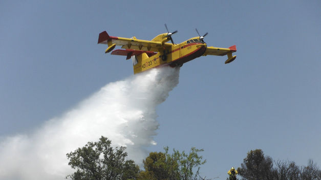 Apagando el incendio forestal en El Granado (Huelva)