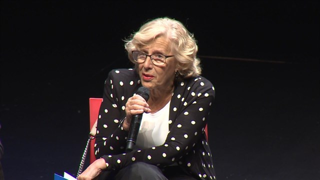 Carmena anima a usar transporte público después de que el Ayuntamiento mantenga las restricciones por contaminación
