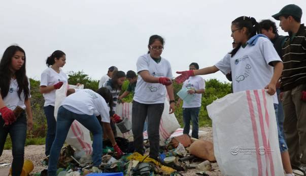 En Galápagos se recolectan 12.105 libras de desechos en jornada de limpieza