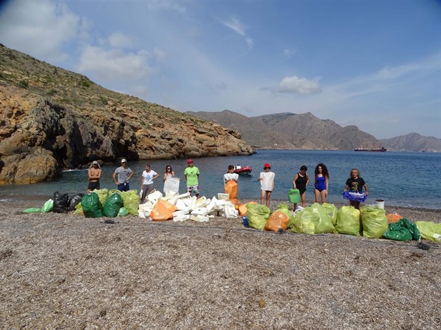 ANSE retira 45 sacos de basura de Cala Salitrona