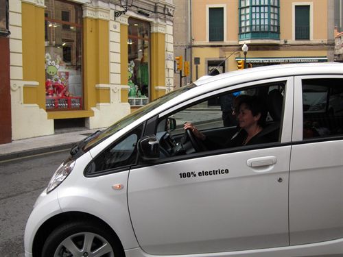 Toshiba proporciona a ACEA tecnología para crear una red de estaciones de carga de coches eléctricos