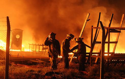 Bomberos combaten incendios forestales en centro y noroeste de Argentina