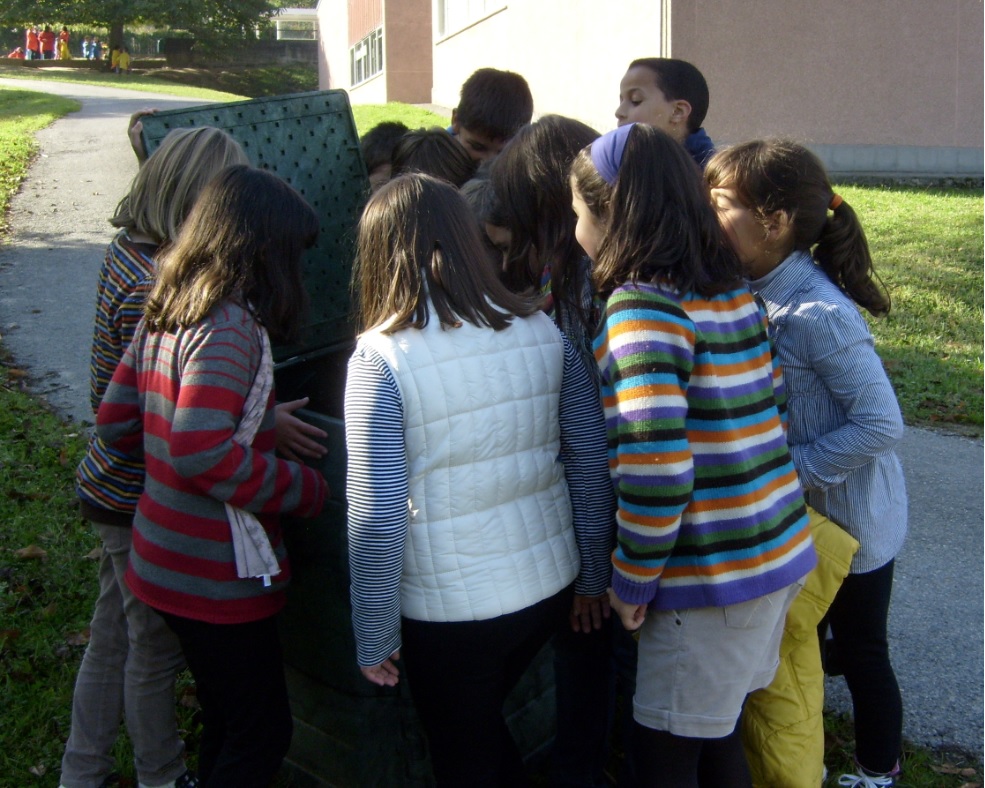 El colectivo GAIA de Burela imparte clases de compostaje doméstico en los centros escolares del municipio gallego