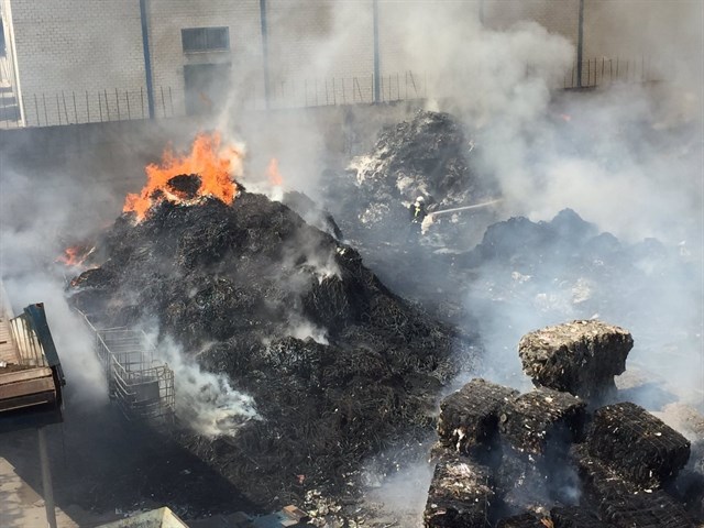 El incendio de la planta de reciclaje de Arganda calcina papel