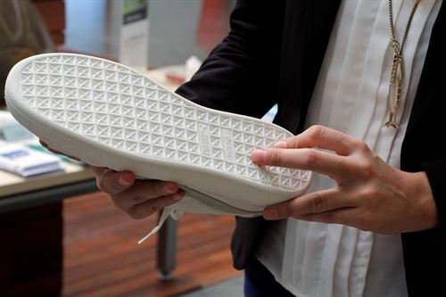 Zapatillas ‘eco’ con suelas biodegradables y un filtro para agua fabricado con coco